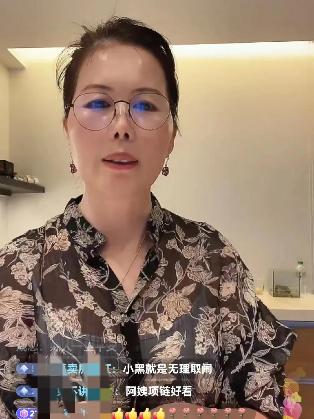 汪小菲这次还没小杨阿姨情商高！
自从麻六记湿粉出现问题后，汪小菲和马筱梅都没有直