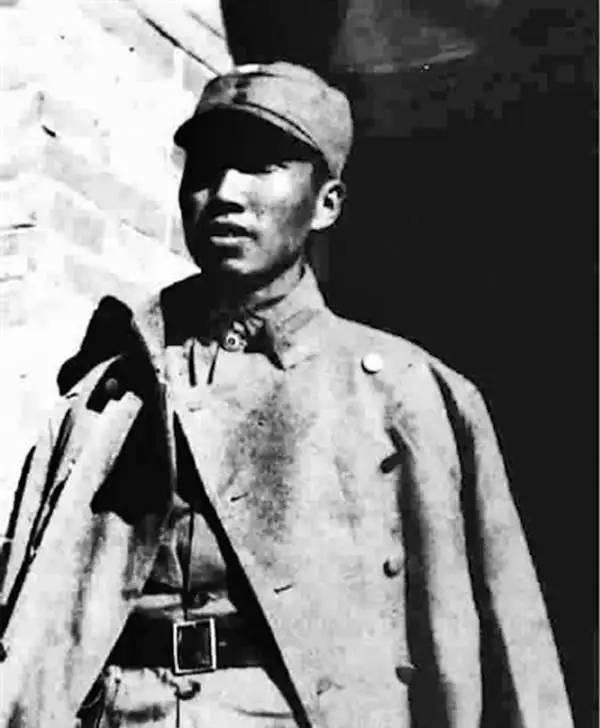 抗日战场上，牺牲的战士将领无数，其中有一人，血洒十字岭壮烈殉国，战士们将他的尸身