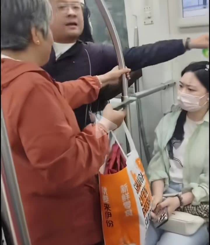 没别的意思，听口音这男的是上海的。既然是爱心专座就应该让给老人坐。