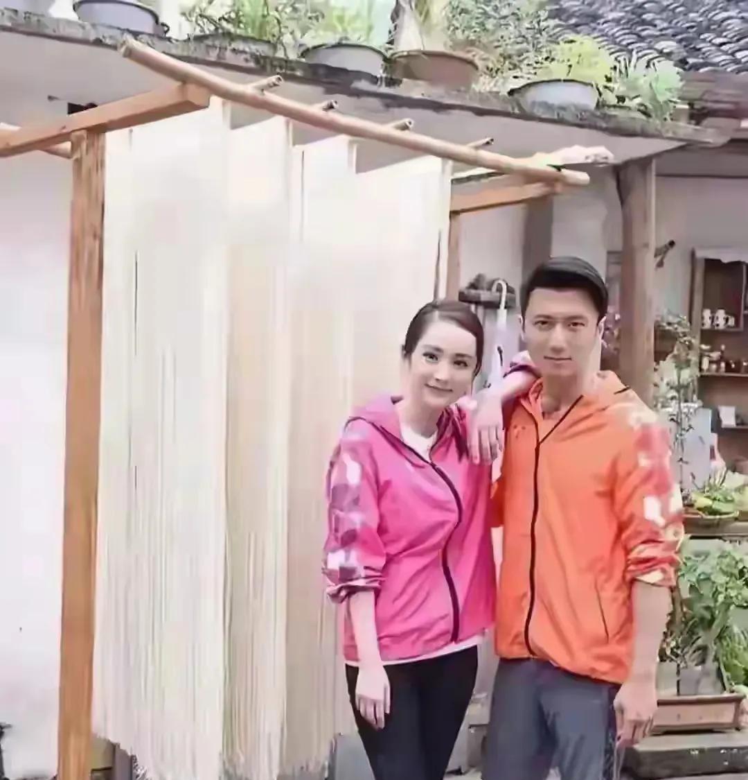 这也许是谢霆锋最想删掉的两张照片了。
一张是谢霆锋穿着黄色防晒服和大裤衩子，与一