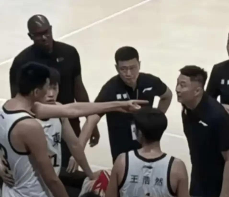 还得是杜润旺，杜峰有事他是真上啊！年轻气盛的徐昕不满杜峰的执教方式，当场发飙直接