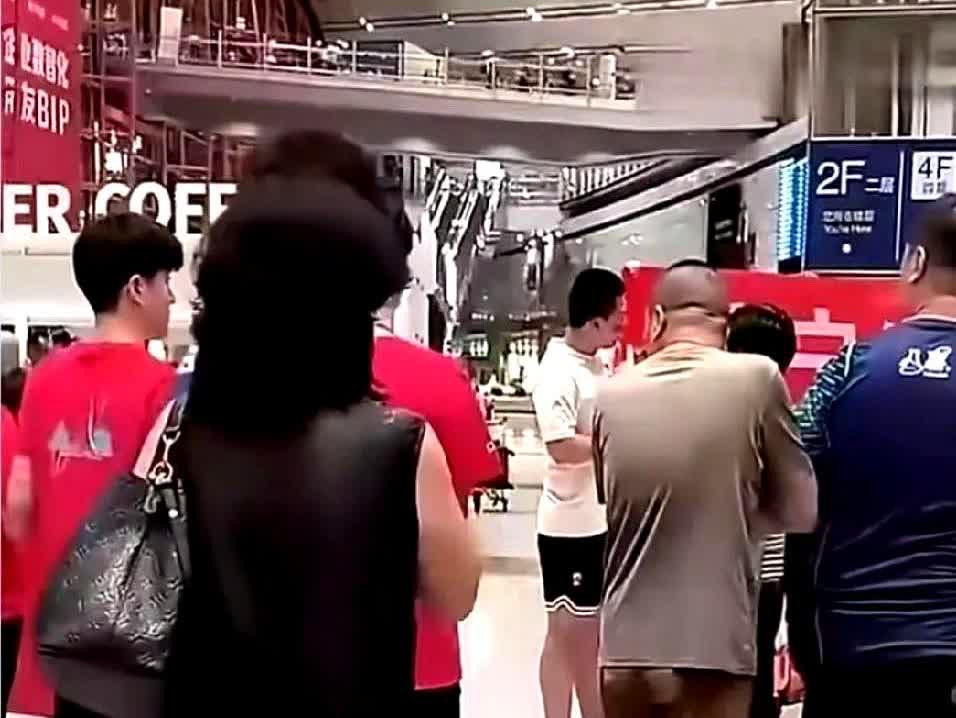 在机场刷到王楚钦接机图的时候差点笑出声，他妈妈这身穿搭完全就是行走的反面教材教科