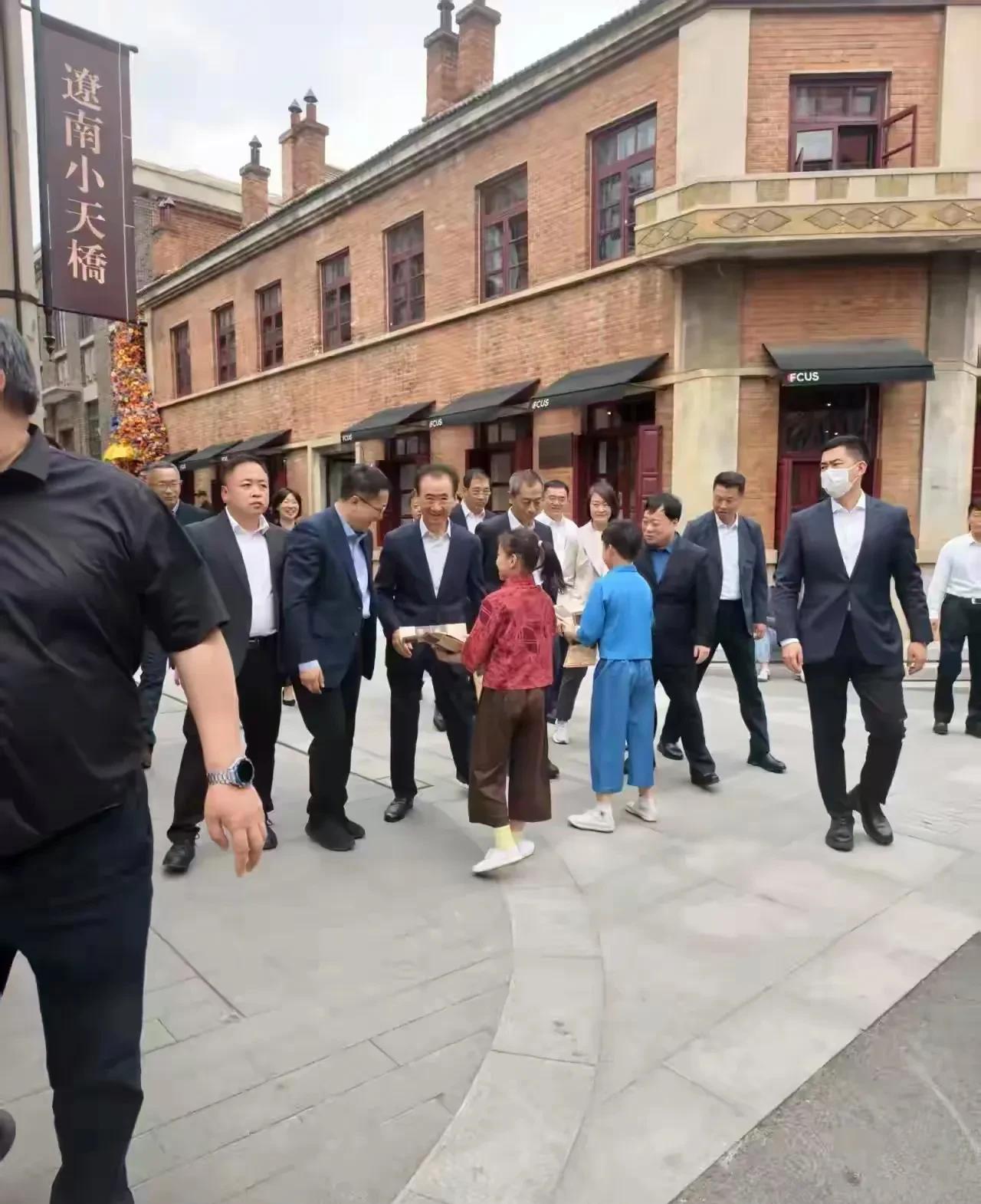 王健林又回大连，参加大连仲裁周，参观东关街。



阔别已久，王健林再次回到这座