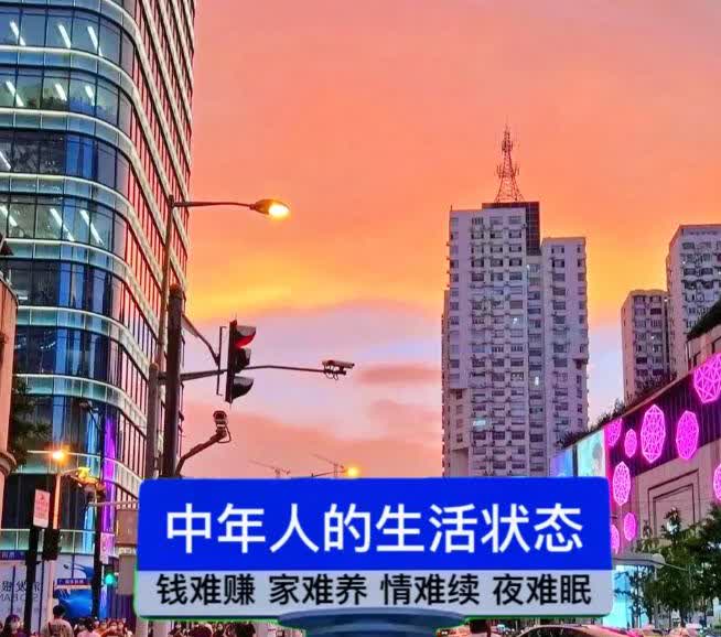 表兄是县城的一个初中老师，最近给我讲了他的工资情况，听后让我感觉很心酸：
他有