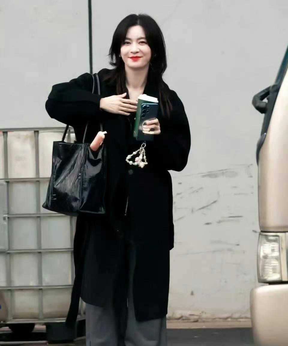 李晟笑着回忆当年拍《新还珠》的趣事："有次我看李佳航单身怪可怜的，拍着胸脯说'姐