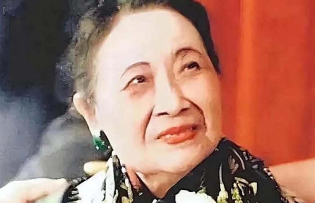 2003年的一天，已经106岁高龄的宋美龄，去看了自己选好的墓地，站在墓地前，宋