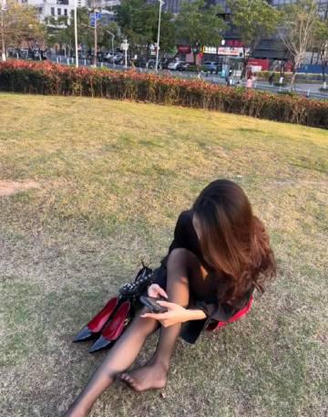 这种草地最怕有狗狗随地大小便...