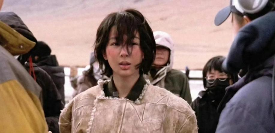 来一波杨紫胡歌路透照，差点没认出来，这也太拼了！
当下《生命树》剧组为了更好的还
