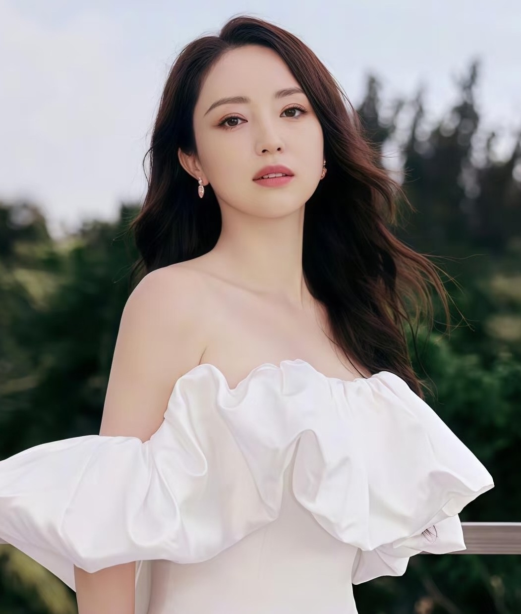 怪不得张维伊会选择董璇，

她身上有一个闪光点，在很多人身上都很难找到，那就