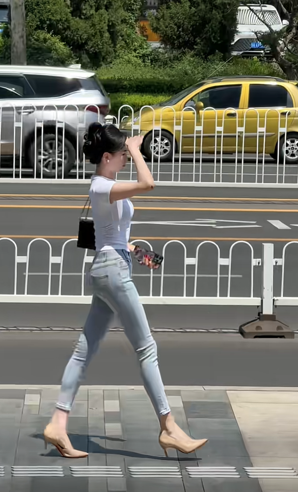 又胖又瘦一女的，猜猜一个多少斤