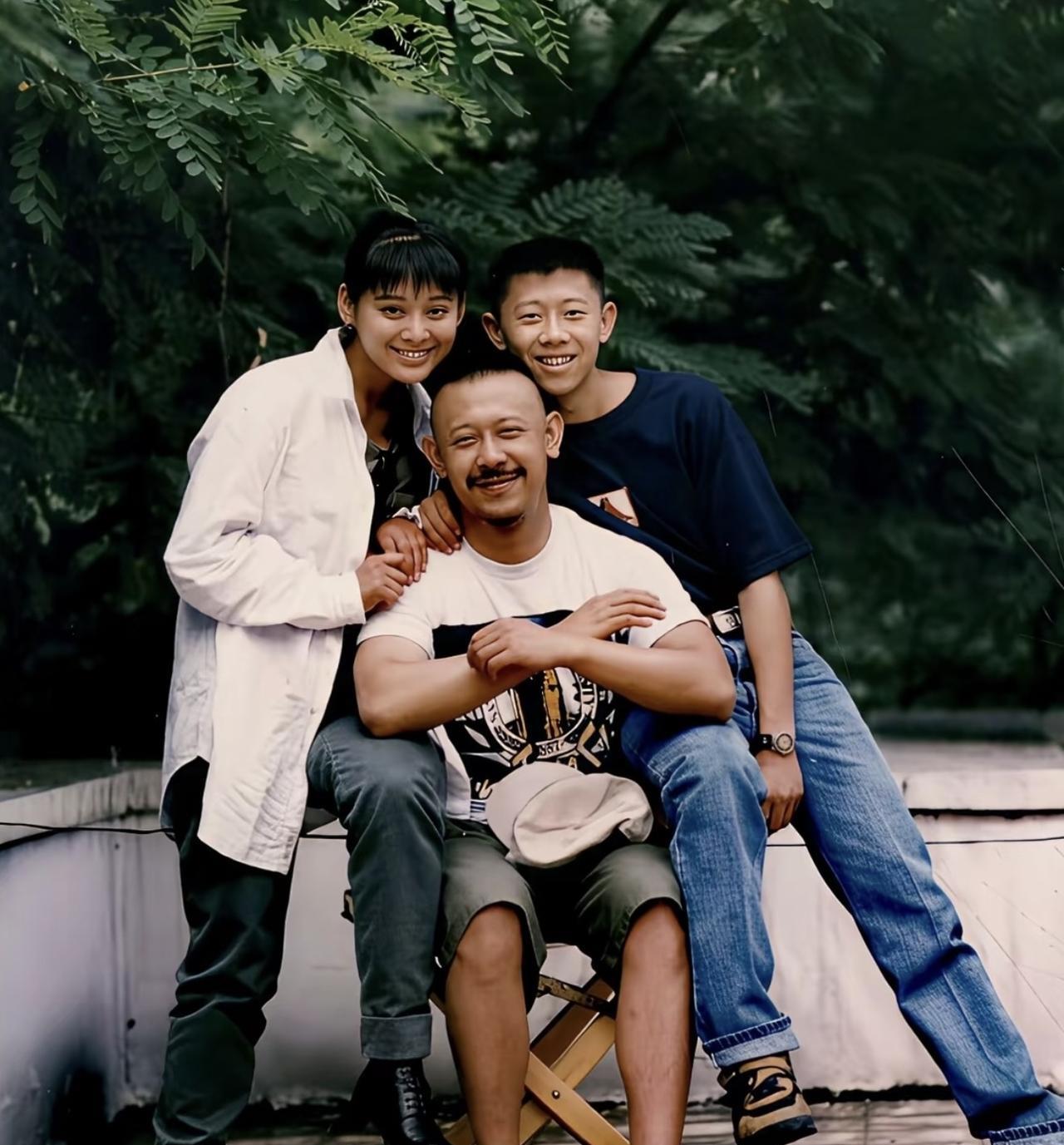 一张明星的老照片，1993年，北京，30岁的姜文，21岁的宁静，还有17岁的夏雨