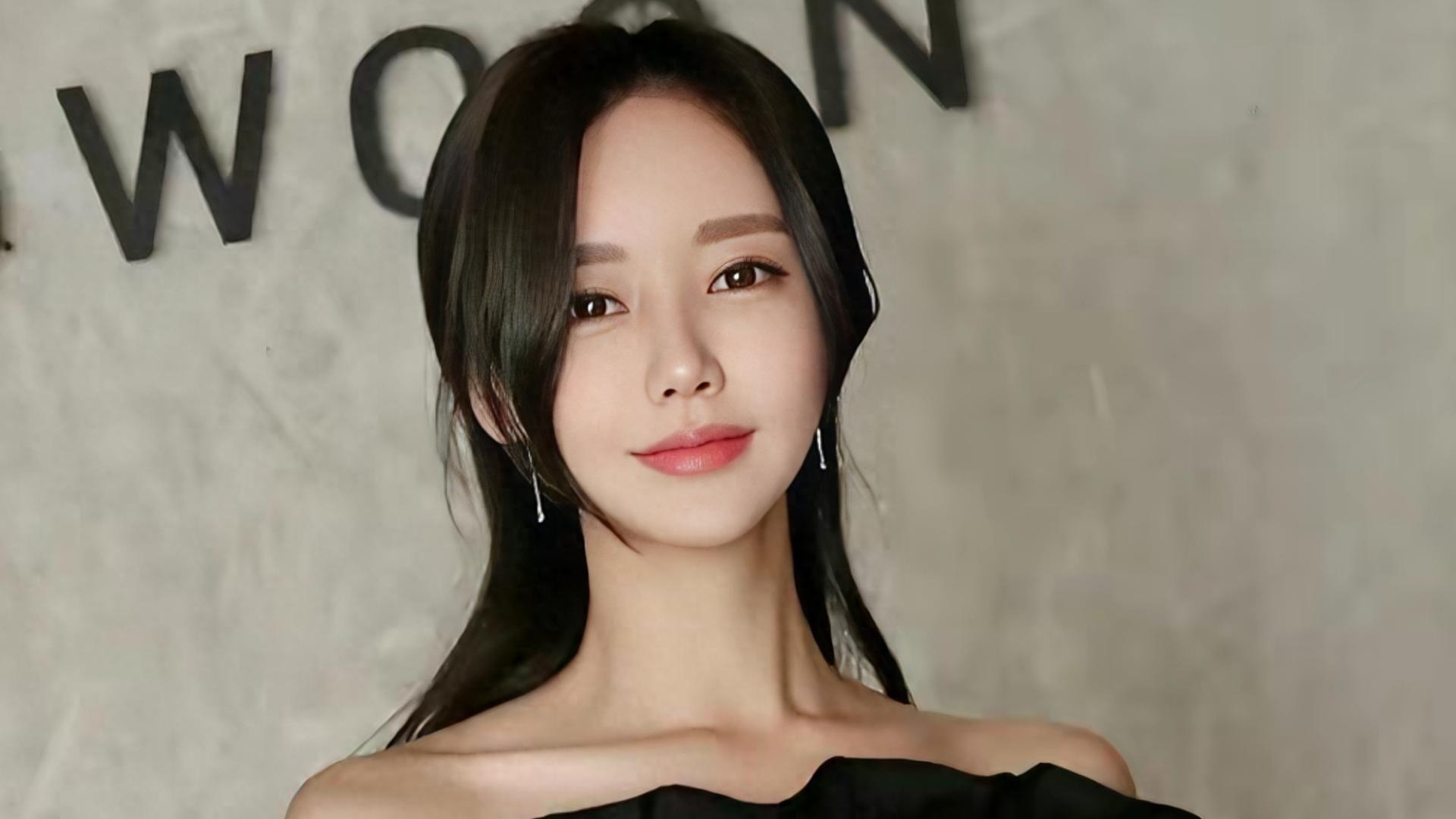 回眸一笑星辉黯，莲步轻移月魄藏，曲尽犹闻香满殿，春风拂槛忆霓裳