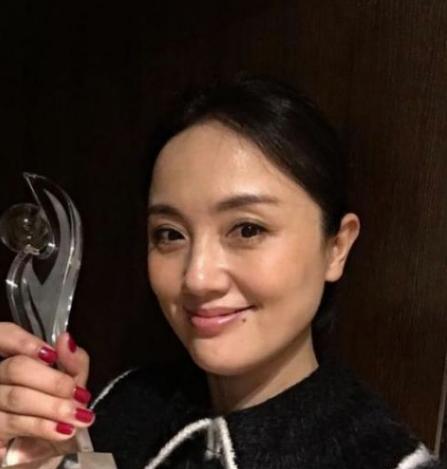 我不会是最后一个知道的吧？
原来朱媛媛和刘敏涛不但长得极像，还是中戏的同班同学，