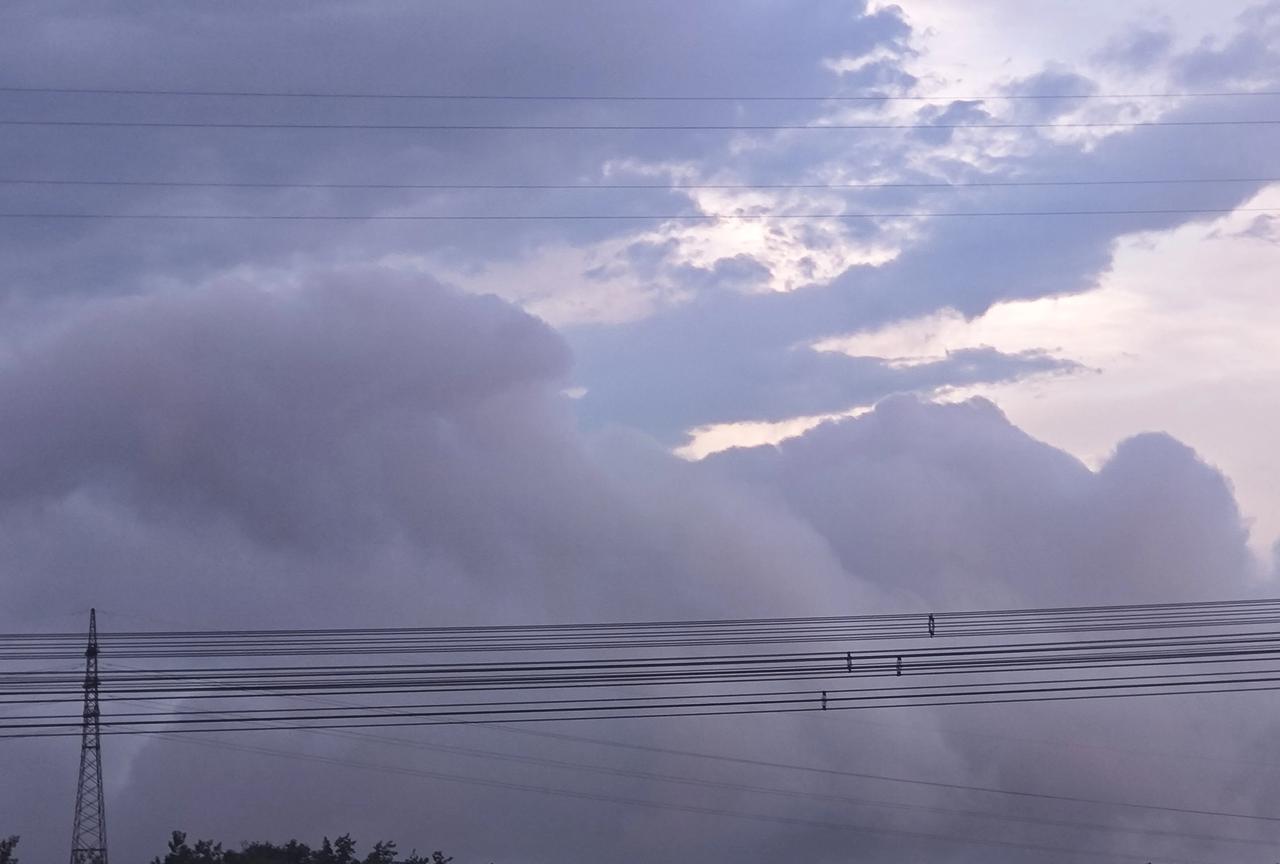 山雨欲来风满楼。
鸟下绿芜秦苑夕，蝉鸣黄叶汉宫秋。
行人莫问当年事，故国东来渭水