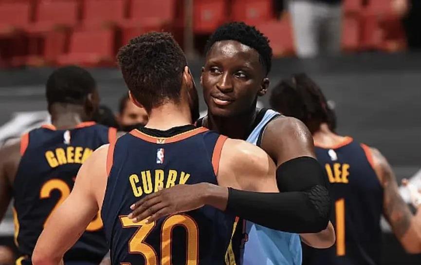 奥拉迪波明白人啊
前NBA球员奥拉迪波近日在参加一档播客节目中谈到了库里，他说：