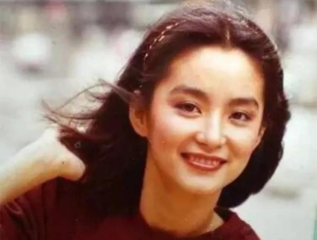 那年，已经四十岁的林青霞准备嫁给邢李源，秦汉不断求琼瑶：“您帮我劝劝她…”话还没