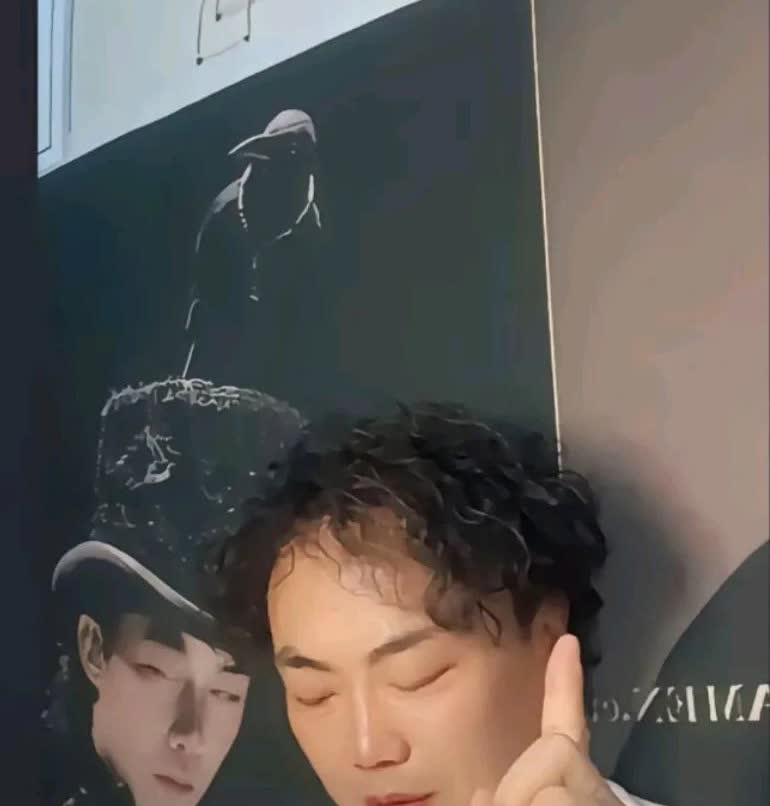 陈奕迅康复首露面，却戴着口罩不曾说一句话，网友质疑这不是真的陈奕迅
说这是假的