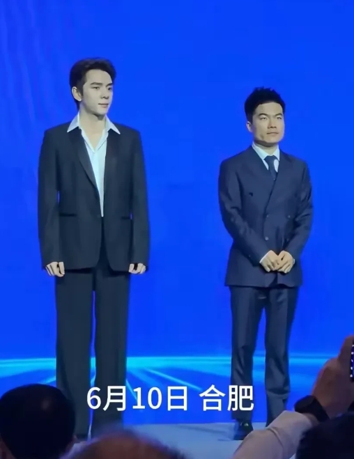 不许撒谎，
看第一眼，你喜欢左边还是右边？
一个外形亮眼，
一个才华吸睛，

我
