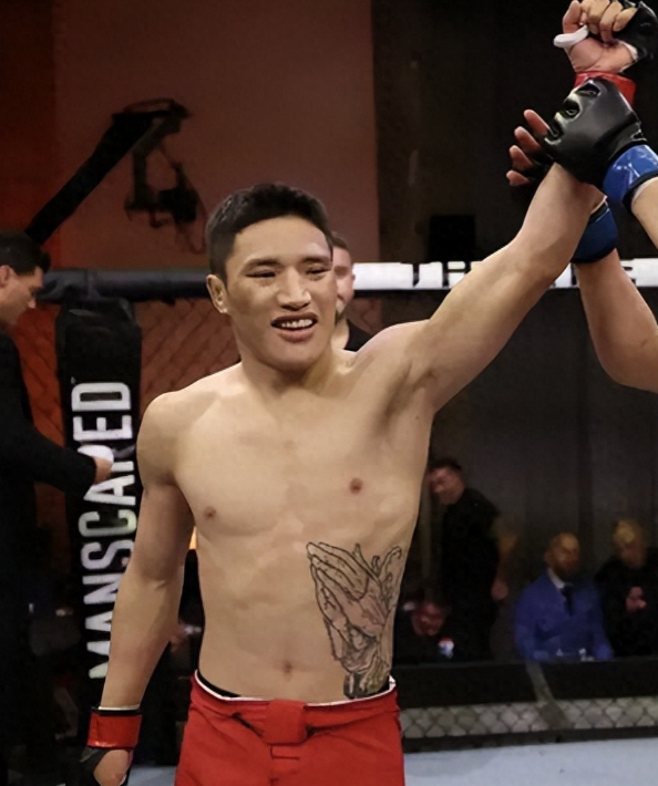 刚刚，中国藏族小伙37秒“速杀”对手

今天的UFC上海站，格斗之夜预赛，来自四