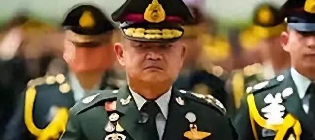 洪森不想打了？泰战机军舰齐出，特朗普发声，柬方:无条件接受