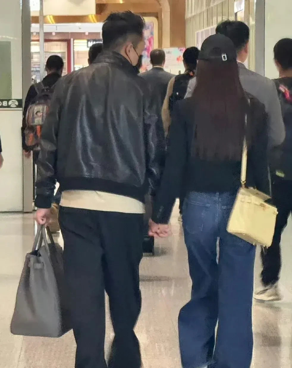 汪小菲带娃生活很幸福

















孩子们回到北京，他们的生