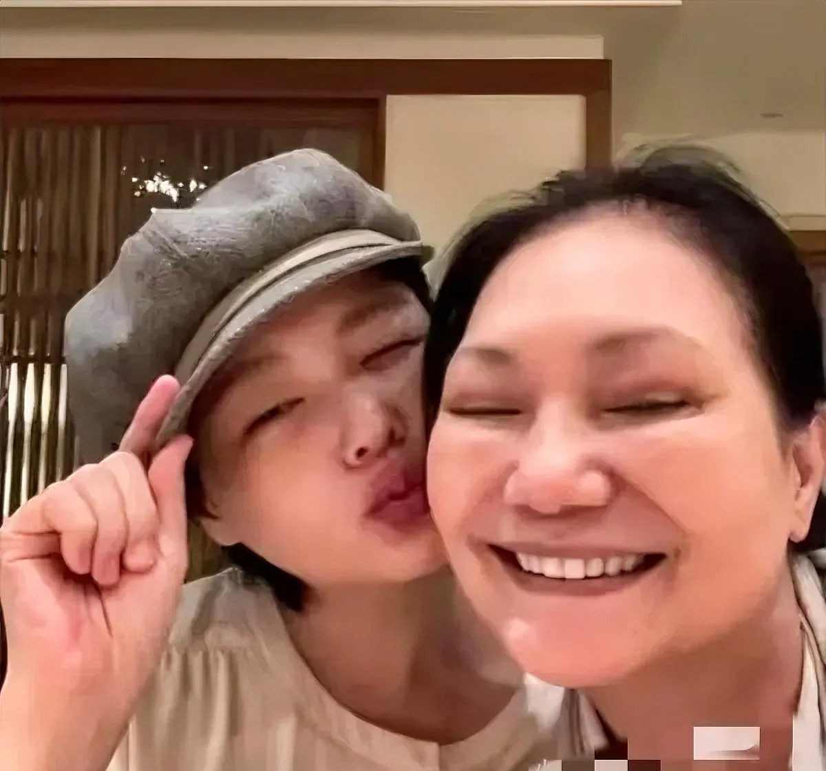 张兰汪小菲不再提大S一家











大S的妈妈，深夜还在发文，到底是