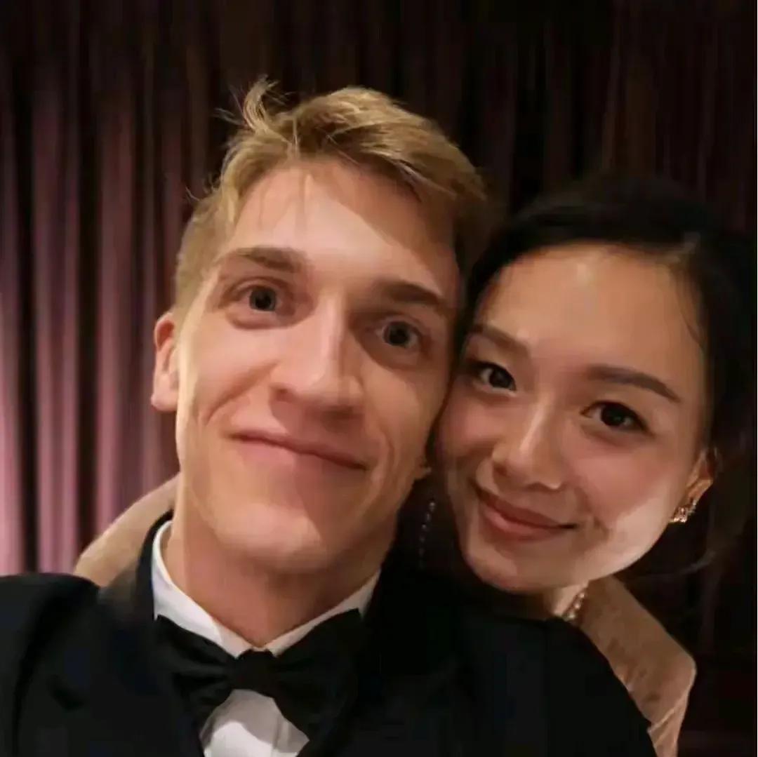 原来他俩真的是一对，之前就听说过瑞典乒乓球运动员安东·卡尔伯格是一名中国女婿，今