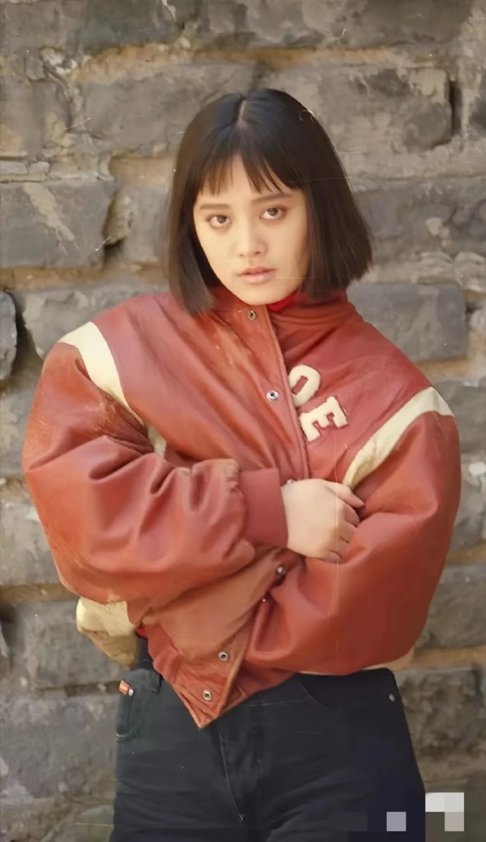 它看起来怎么又娇憨又野性，是因为眉眼发型的原因吗？ ​​​