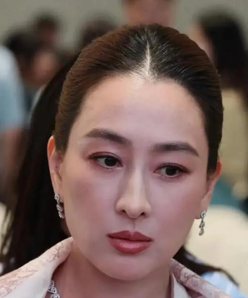 她的演技绝对被严重低估了，长相出挑，气质优雅，为什么现在就一直默默无闻了呢？就算