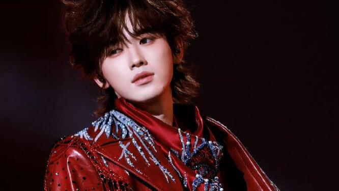 宋亚轩《羊皮先生》solo舞台，一身红皮衣完全是魅魔来了