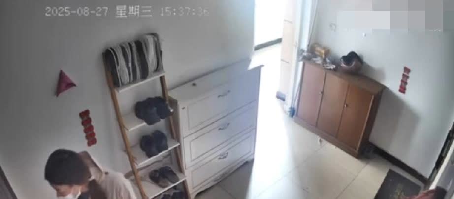 女子称自家的衣服掉在楼下阳台上了，按说这事是自己打扰别人，不应该客气点吗？
但