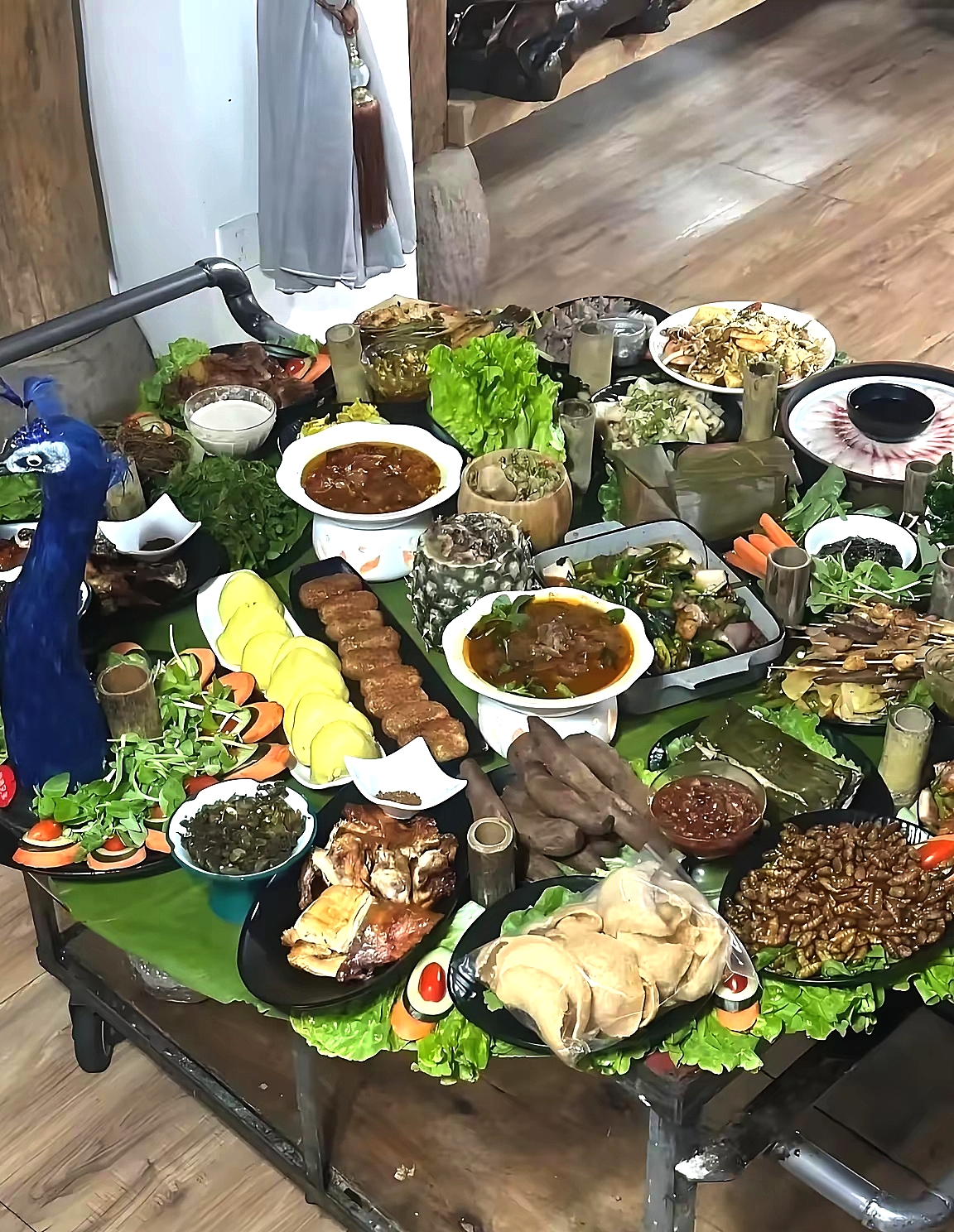 老板请客吃饭，不敢下筷啊！