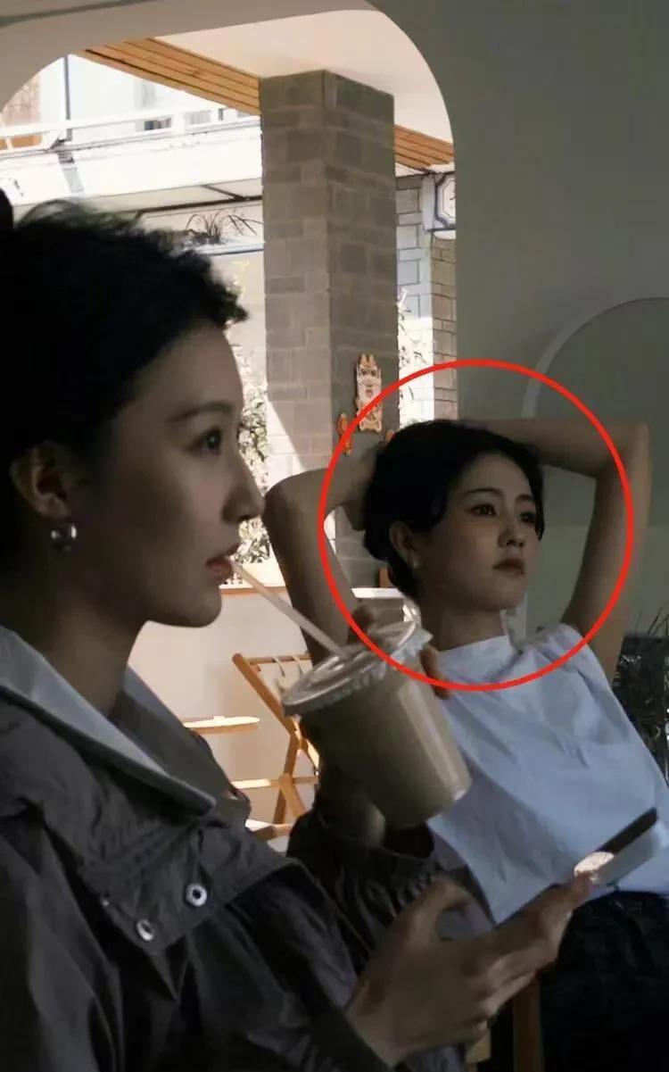 白鹿本人比镜头里好看太多了！皮肤特白，脸型也特好看，笑起来特甜。
而且她头发是真