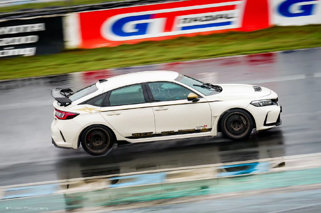 玩转JDM
从第一眼看到思域两厢版，我就认定它是我要打造的主角。提车那天，车身还