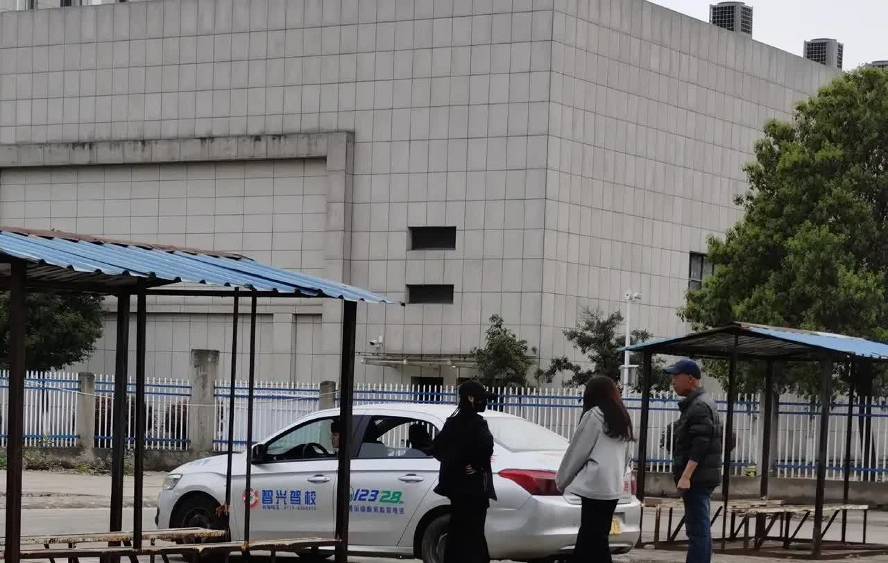 好怕明天学不会侧方停车！
过了科目一，今天第一天约教练，直接上车。
又不讲上