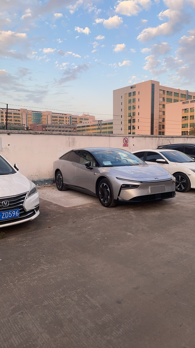 我开小鹏P7+
小鹏有座椅按摩功能，能稍微缓解疲劳