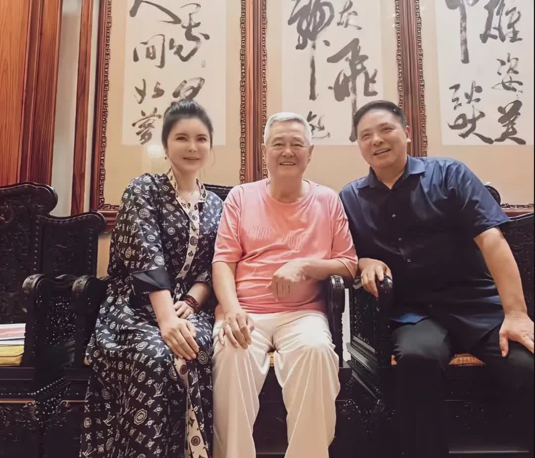 67岁的赵本山头发全白了体态臃肿，面相圆润像个老奶奶。感觉比69岁陈宝国还要大 