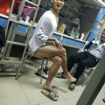 同学，你这样很危险的，我跟你说！