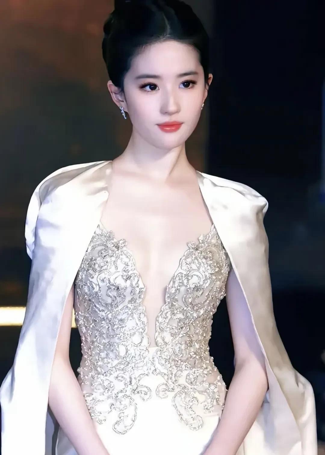 刘亦菲版的赵灵儿简直绝到心坎里。17岁的她，澄澈眼眸、细腻神情，肢体语言自然流畅