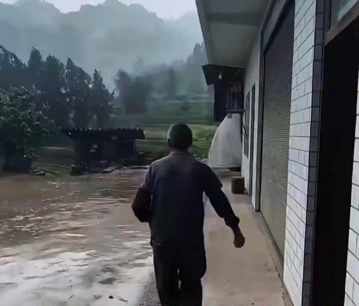一老人在家时，突然看到天上下起了冰雹，于是老人赶紧回屋，把他认为最珍贵的大米往地