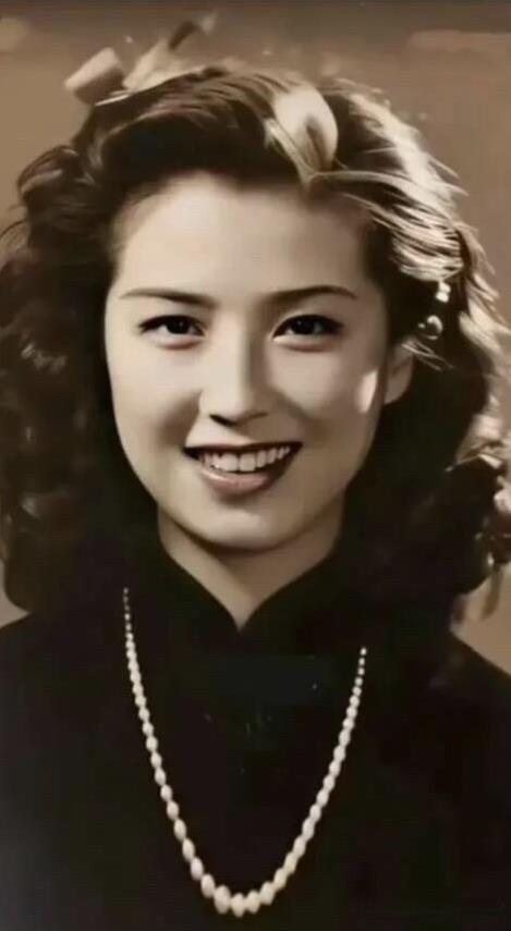 这位演员年轻时是惊艳了时光的美，她可是传统的古典美女，灵动的大眼睛，柳叶眉，波浪