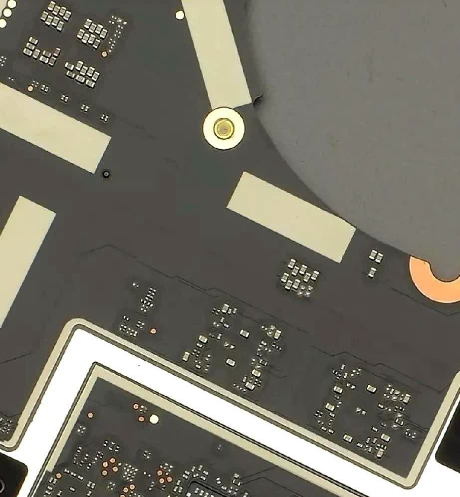 杨长顺拆解华为折叠PC后发现，其内部大框架是采用整块铝合金CNC切铣加工而成的。