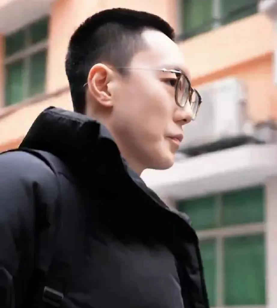 胡明轩得意洋洋出发上海，徐杰也一副趾高气昂的样子，怒我直言，上海男篮将士们你们看
