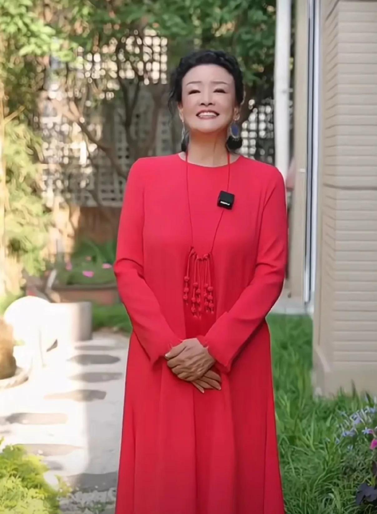 汪小菲与马筱梅婚礼前一天，
张兰穿大红衣录制视频，
提到儿媳马筱梅善良却历经波折
