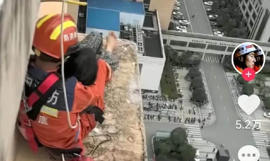 6月21日，湖南娄底女子坐在33楼的窗户外要跳楼，女儿在楼顶哭喊着让她回来，她大