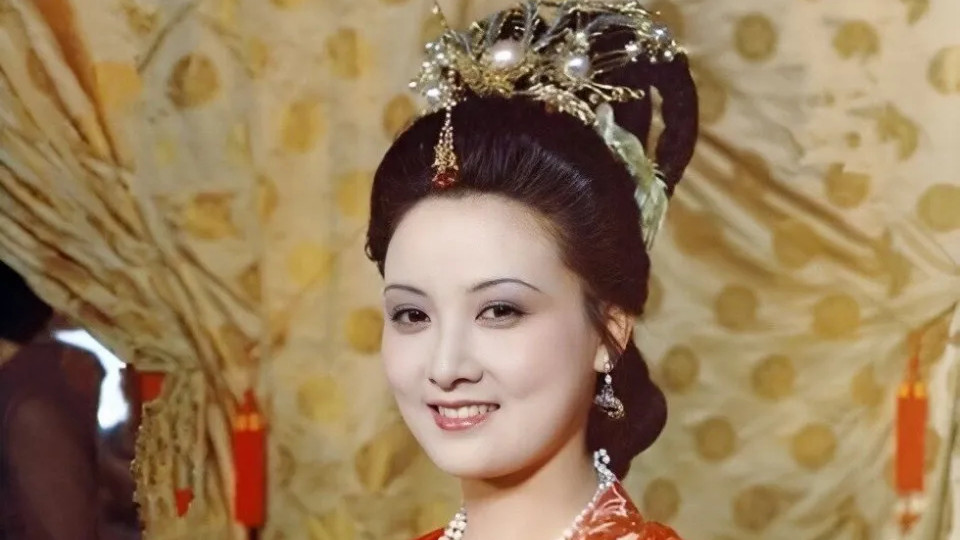 一生未育的“凤姐”邓婕，离婚富豪前夫后嫁张国立，如今生活如何