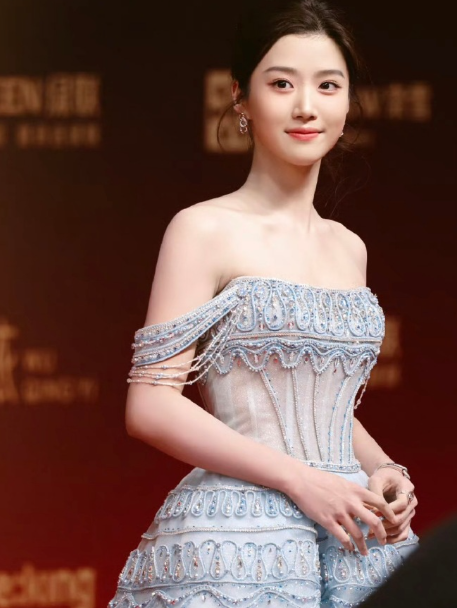 卢昱晓这颜值直接把造型撑起来了太能打