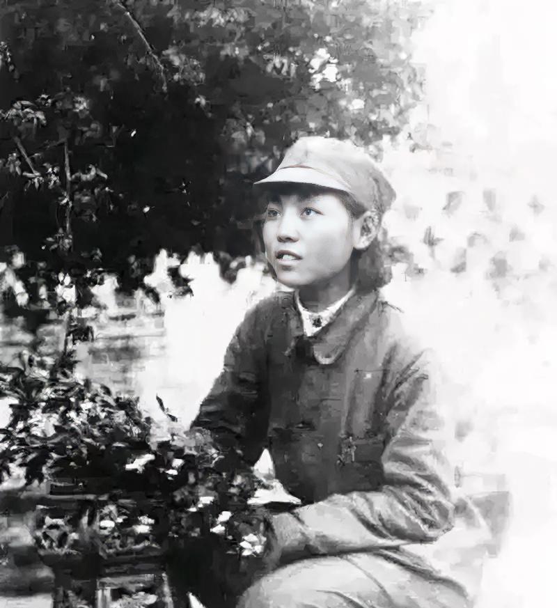 1939年，女战士肖影在日军阴冷的地牢里被酷刑折磨得神志不清，突然，一个汉奸上前