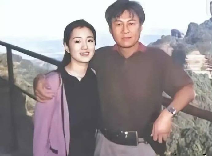 巩俐和第一任丈夫黄和祥仅有的一张出游时的合影。