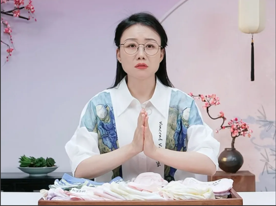 潇潇吃醋了
潇潇说她的发小要来看她
主要是喜欢宇辉想通过看她来看宇辉
这又给潇潇